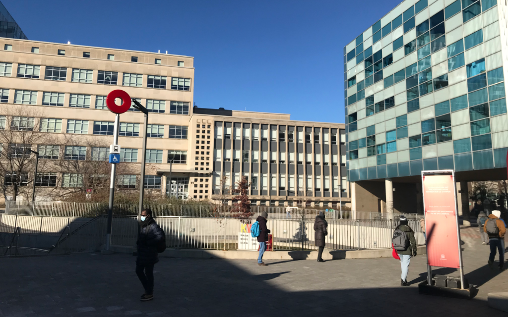 Students walking on UOttawa campus.